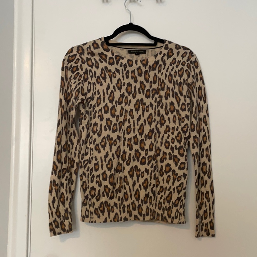 Lightweight leopard print crew neck sweater.
